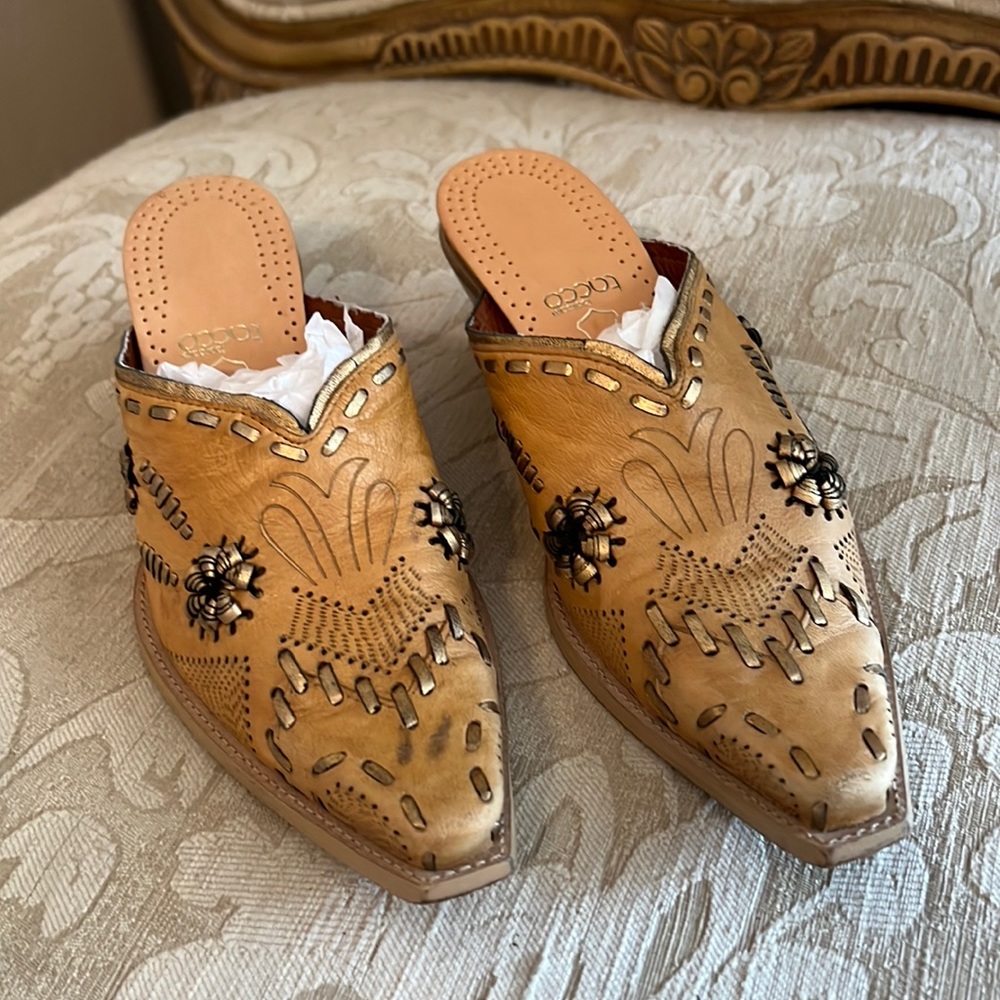 BCBG Girls Camel / Gold Leather Shoes Embroidered